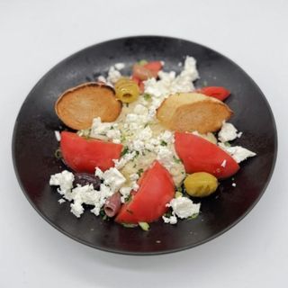 Чеснов патладжан с маслини и зрели домати