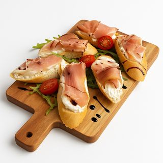 Брускети с мус от сирена и прошуто (400г)