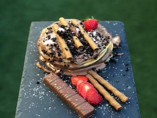 Американски палачинки с кафяв шоколад, ягоди