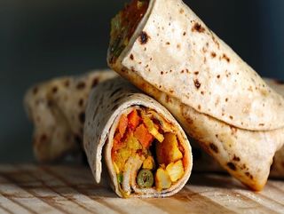 Тортила с пилешки хапки, шунка, кашкавал, картофени пръчица