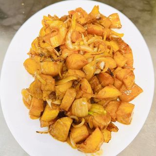 35. Картофи с лук в специален сос (500г)