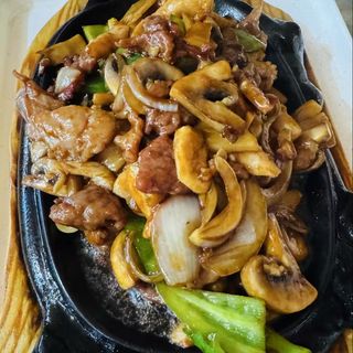 95. Пиле на плоча с бамбук, чушки, лук и печурки (700г)