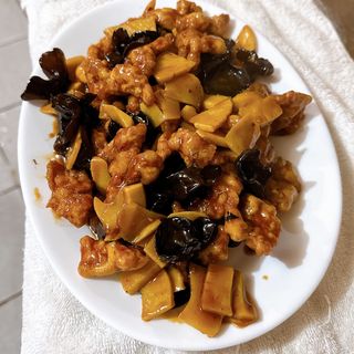 112. Панирано пиле със специален сос, черни гъби, чушки и бамбук (600г)