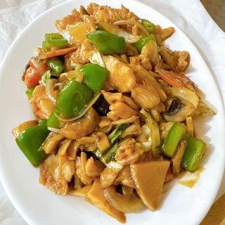 104. Пиле с къри сос и зеленчуци (700г)