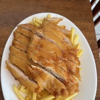 110. Панирано хрупкаво пилешко филе с канапе от пържени картофи (500г)