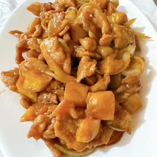 93. Пиле със задушени картофи и лук (700г)
