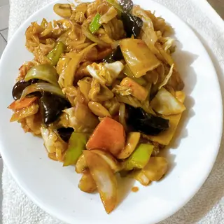 108. Пиле с патладжан, морков и лют сос (600г)