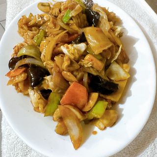 108. Пиле с патладжан, морков и лют сос (600г)