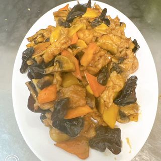 92. Пиле с бамбук, черни гъби, печурки и морков(700г)