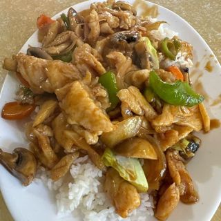 103. Пиле със зеленчуци върху ориз (800г)