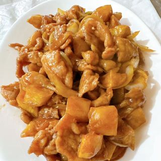 123. Свинско със задушени картофи и лук (700г)