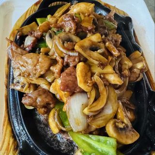 125. Свинско на плоча с бамбук, чушки, печурки и лук (700г)