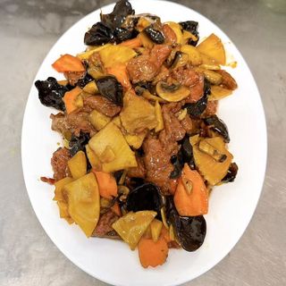 142. Телешко с бамбук, черни гъби, моркови и печурки (700г)