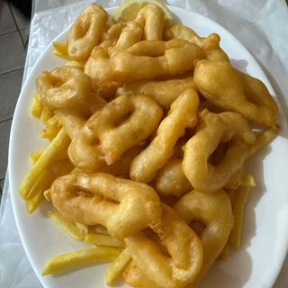 174. Панирани калмари с канапе от пържени картофи (500г)