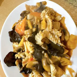 172. Калмари с бамбук, черни гъби, моркови и печурки (700г)