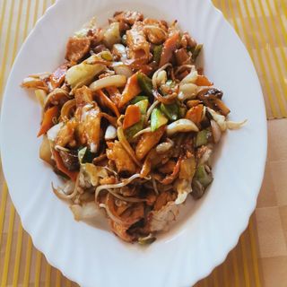 68. Пилешко със зеленчуци (700г)