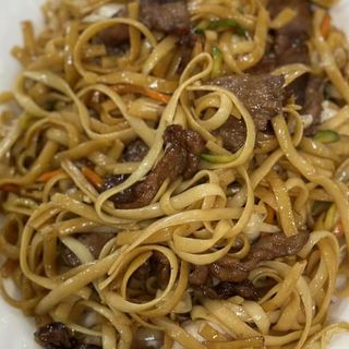 175. Пържени спагети с телешко месо и зеленчуци (700г)