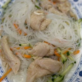 58. Салата от пилешки късчета с фън съ (500г)