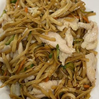 176. Пържени спагети с пилешко месо и зеленчуци (700г)