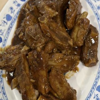 91. Пържени свински ребра със соев сос и чесън (500г)