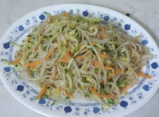 51. Салата от соеви кълнове и зеленчуци (500г)