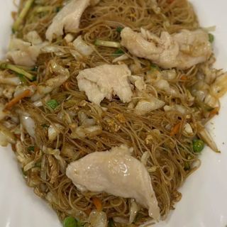 1730. Пържени оризови спагети с пилешко месо, яйца и зеленчуци (700г)