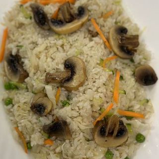 189. Пържен ориз с гъби печурки и зеленчуци (800г)