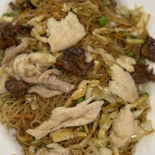 1731. Пържени оризови спагети с три вида месо, зеленчуци с яйца (700г)