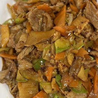 84. Ароматно лютиво свинско със зеленчуци (700г)