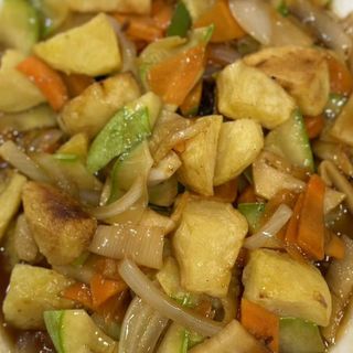 194. Картофи със соев сос, зеленчуци и чесън (700г)