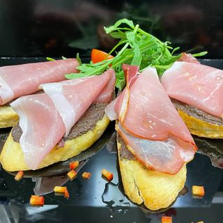 Брускети с прошуто и маслинов дип (250гр.)