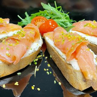 Брускети с пушена сьомга (250гр.)