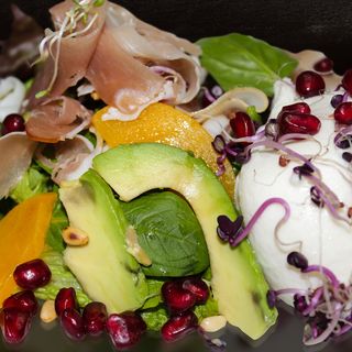 Салата бурата с прошуто и кредрови ядки (400г)