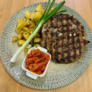 Плескавица с гарнитура картофи соте и нашенска разядка (570гр.)