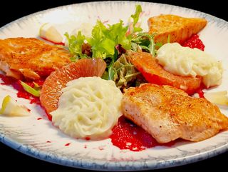 СЬОМГА С ПЕЧЕНО ЦВЕКЛО,КАРТОФИ И ЦИТРУСОВА САЛАТА 500 ГР