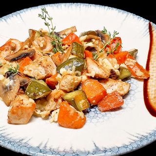 ПИЛЕ СЪС ЗЕЛЕНЧУЦИ И СИРЕНА  400 гр.