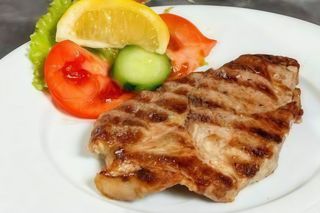 Свинска вратна пържолка със свежа салатка (300г)