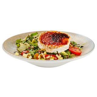 Салата със запечено козе сирене