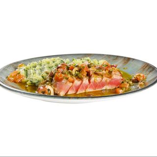 Жълтоперест тон с маслини таджаска