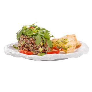 Трицветна киноа с авокадо