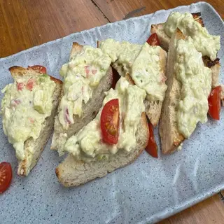 Брускети с гуакамоле и моцарела