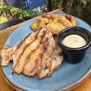 Пилешки жарен стек на грил с домашен уеджис (420гр.)