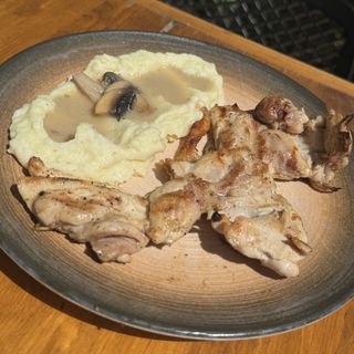 Пилешка пържола с гъбен сос (450г)