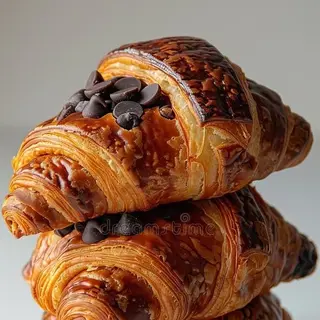 Кроасан с нуга и белгийски шоколад  (100г)