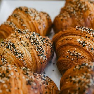 Многозърнест кроасан с масло (80г)