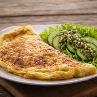 Омлет със сирене и кашкавал + гарнитура (230г - 250г)