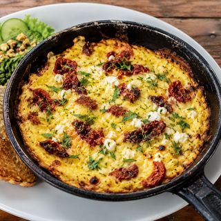 Омлет със сушени домати и сирене + гарнитура (230г - 250г)
