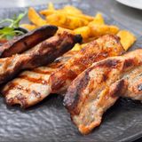 Крехки свински гърдички на BBQ с уеджис картофи