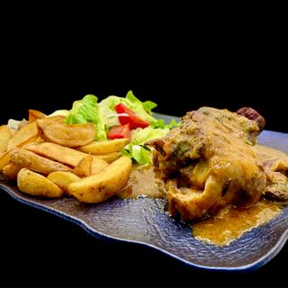 Агнешко печено със зелена салата