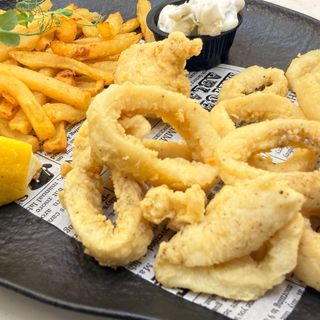 Пържени калмари с картофки